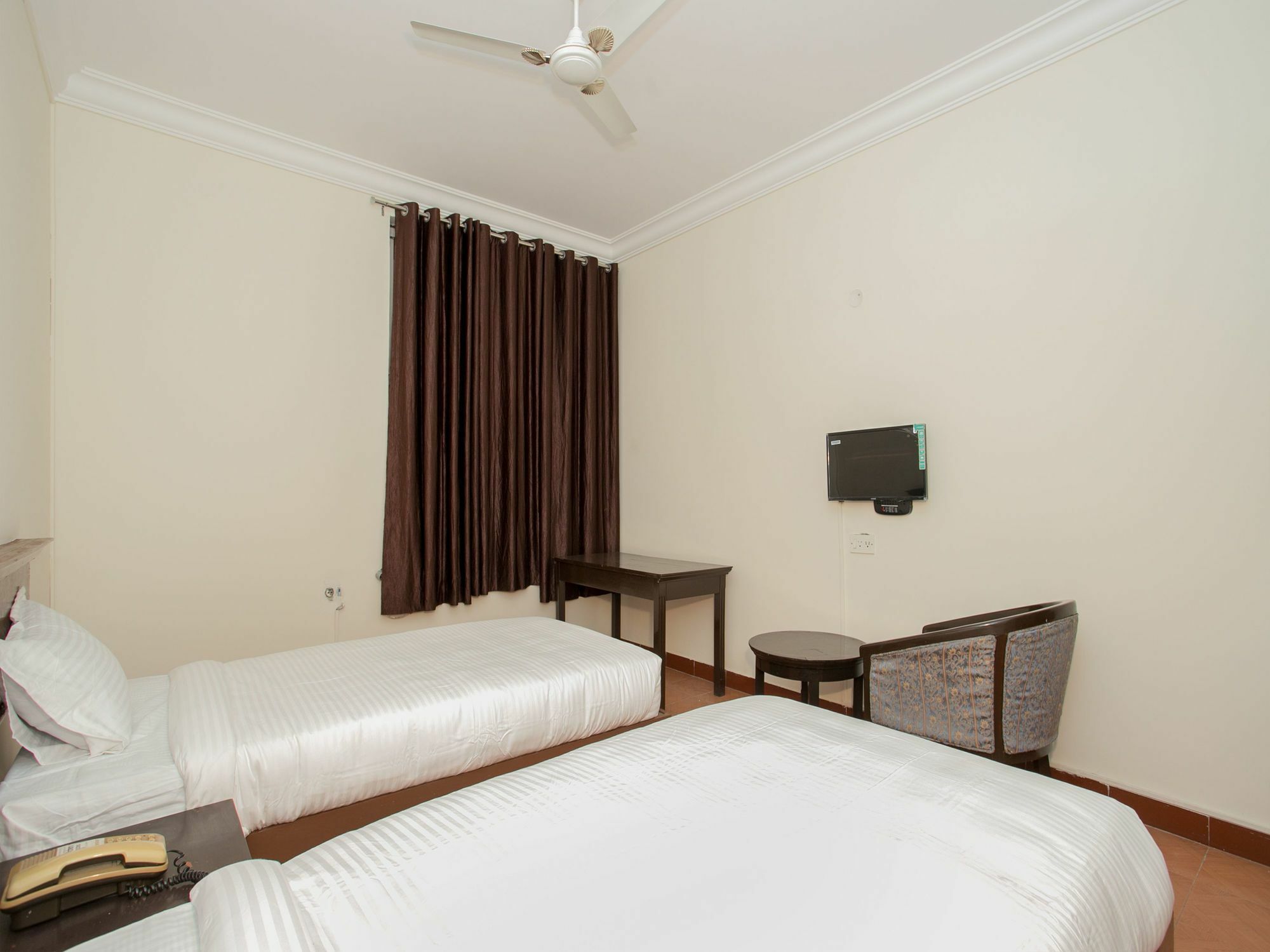 Hotel Golden Gates Бангалор Экстерьер фото